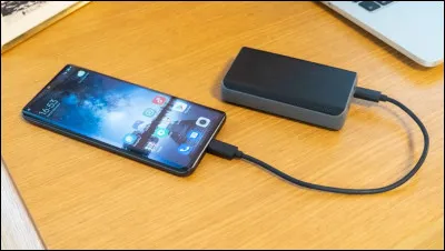 Pour contacter les services d'urgence ou rassurer les proches sur notre situation, il faut un téléphone ! Mais quand il se décharge, on peut le recharger avec...