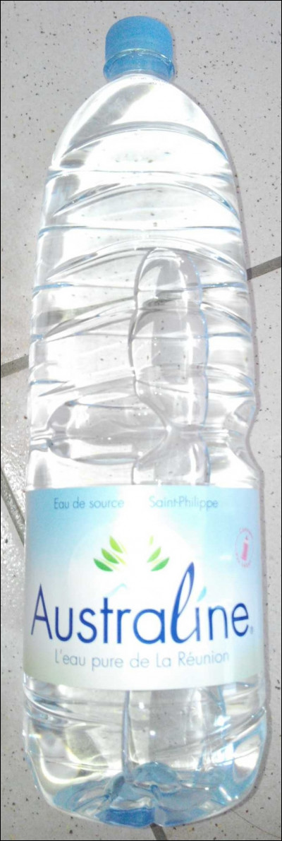 Ce qui est très important pour l'espèce humaine, c'est l'eau. J'en possède quatre dans le sac et une bouteille fait un litre. De combien de litres d'eau je dispose ?