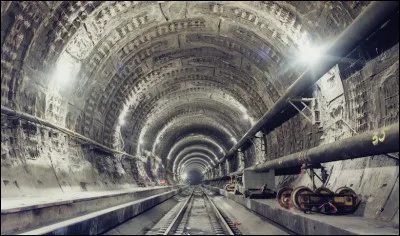 Dans quelle ville française faut-il se rendre pour entrer dans le tunnel reliant la France à l'Angleterre ?