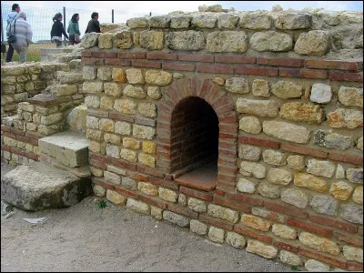 Trop de conjectures sur l'origine du nom "Talmont", mais une chose est sûre : elle vivra dans l'ombre de la cité romaine de Novioregium (Barzan), dont voici un vestige.