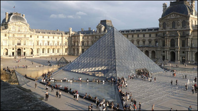 Ah le Louvre et les Asiatiques une longue histoire d'amour ?
Le Louvre est certainement le musée le plus connu du monde !
Mais avant d'être un musée c'était un château, jusque là tout va bien ?
J'y viens !
La pyramide de verre a-t-elle toujours existé ?