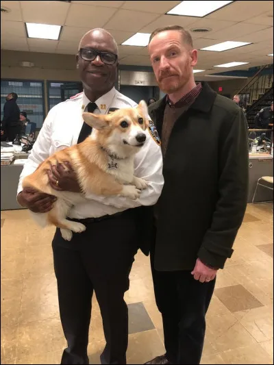 Comment s'appelle le chien du capitaine Holt ?