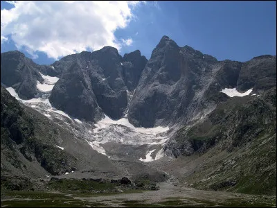 Quel pic domine les Pyrénées ?