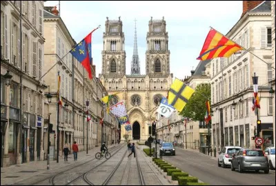 Pouvez-vous me donner le nom de la préfecture du Loiret ?