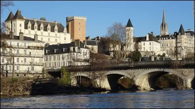 Pour terminer ce quiz, partons dans le sud-ouest de la France. Le département des Pyrénées-Atlantiques contient plusieurs villes balnéaires (Bayonne par exemple) mais sa préfecture est un peu plus éloignée de l'Océan Atlantique. Quelle est-elle ?