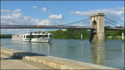 Parlons à nouveau du Rhône. Savez-vous dans quel pays prend-il sa source ?