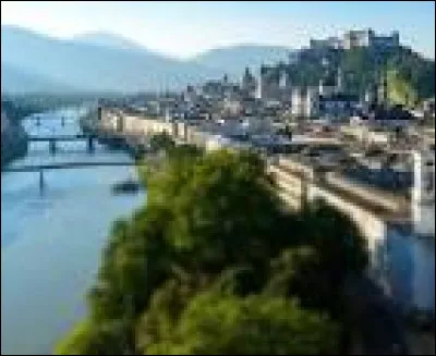 Passons à Salzbourg. À quel pays appartient cette ville ?