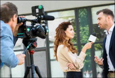 Il faut à peu près 5 années d'études pour devenir journaliste.