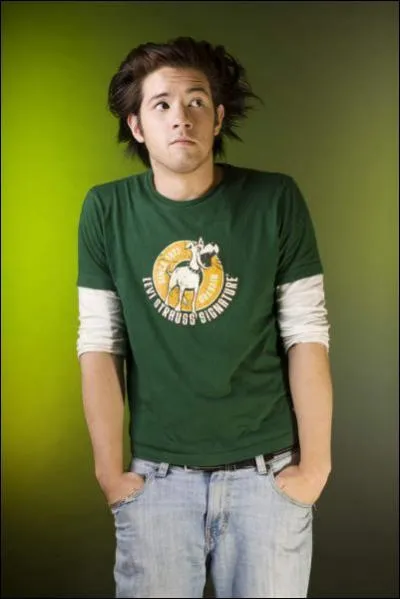 Le personnage 'harcel' par le visiteur du futur est :