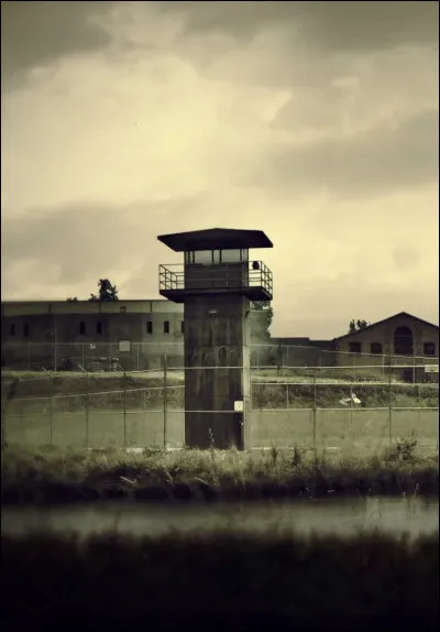 À la prison, qu'utilise Rick pour fermer les portes grillagées menant aux blocs ?