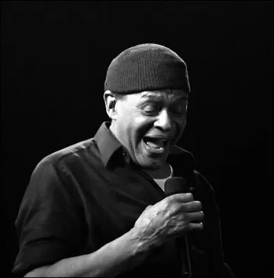 À qui ne manque pas les folies vocales d'Al Jarreau, depuis 2017 ? Il avait pourtant débuté loin des planches. Où donc ?