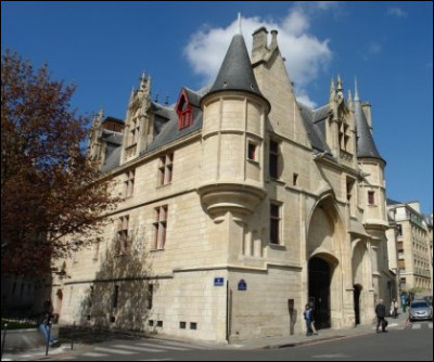 Quelle reine de France a habité l'hôtel des évêques de Sens à Paris, rue du figuier, en 1605 ?