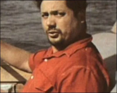 Quel Fran&ccedil;ais a travers&eacute;, en 1952, l'oc&eacute;an Atlantique en solitaire dans un canot pneumatique en 65 jours ?