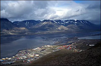 À quel pays appartient l'archipel du Svalbard ?
