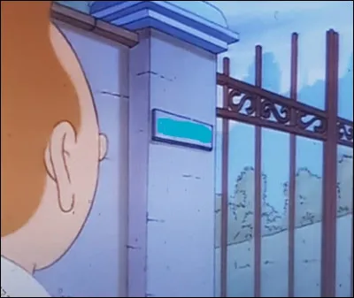 Tintin suit son chemin que l'homme lui a indiqué.
À qui appartient la propriété qu'il trouve aussitôt  ?