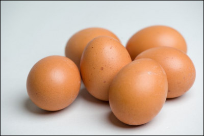 Dans un œuf de poule frais, entier et cru, quel est l'élément largement majoritaire qui le compose de 75,8 g sur 100 ?