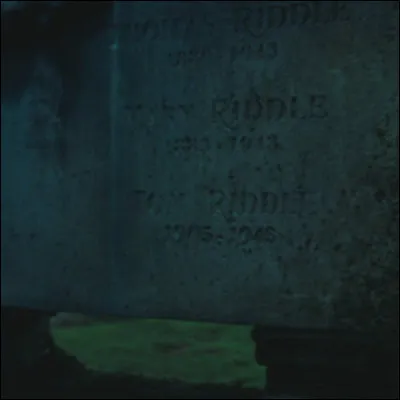 Qui a trouvé les cadavres des trois Jedusor, 50 ans auparavant ?