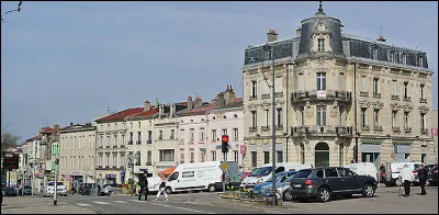 Com, comme "Commercy" : quelle friandise est liée à cette ville ?