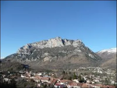 Voici une vue du village des Cabanes, domin&eacute; par le massif du Qui&eacute;. Commune d'Occitanie, dans l'arrondissement de Foix, elle se situe dans le d&eacute;partement ...
