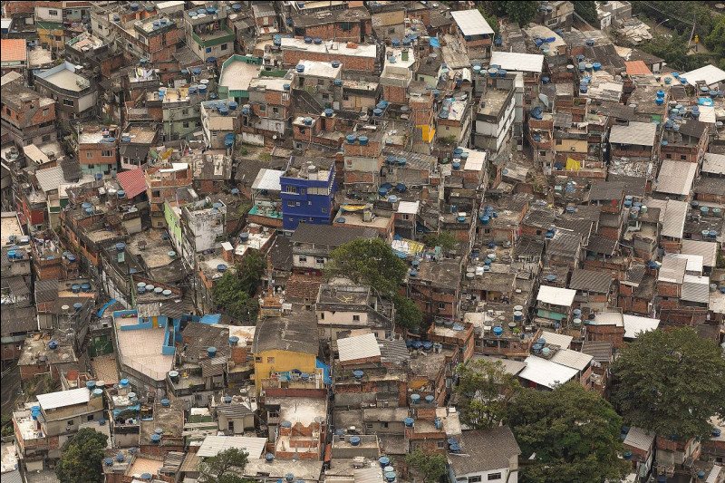 Comment appelle-t-on les bidonvilles au Brésil ?