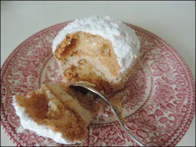Une crème au pralin à l'intérieur d'une meringue aux amandes !
Quelle est cette spécialité de Charleville-Mézières, dans les Ardennes, appréciée des Carolomacériens ?