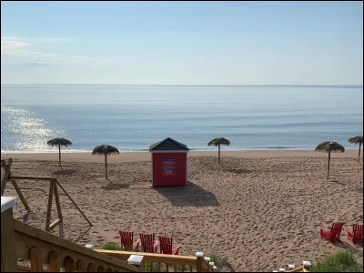 Le film "L'Enquête corse" est tirée d'une bande dessinée éponyme. Qui en est l'auteur ?