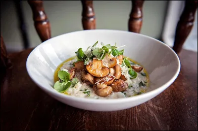 Dans l'épisode 8 de la saison 1, Nathalie est fatiguée de voir ses fils bouder le souper. Que décide-t-elle de faire ?