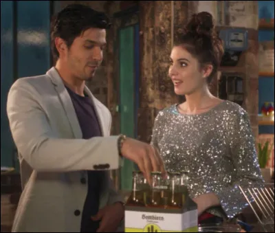 Depuis combien de temps Léo et Leslie sont-ils ensemble ?