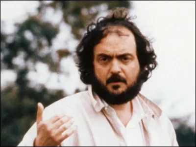 Film de Stanley Kubrick. Jack est engagé comme gardien d'hiver d'un hôtel isolé. Il s'installe avec sa femme et son fils. Il espère écrire son livre. Son fils à des visions terrifiantes. Petit a petit il sombre dans la folie.