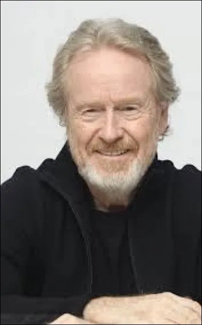 Film de Ridley Scott. Rick Deckard traque des Nexus-6, un groupe d'androïdes de la Tyrell corp. dont la présence est interdite sur Terre.