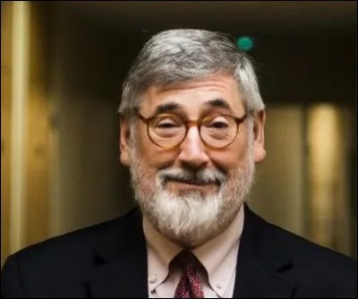 Film de John Landis. Deux frères vêtus d'un chapeau, d'un costume et de lunettes noires veulent sauver un orphelinat en couvrant ses dettes.