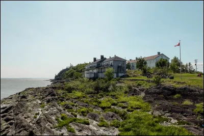 L'île de pâques tient son nom parce que c'est là qu'il y a beaucoup de poules et qu'à pâques c'est une énorme fête.
