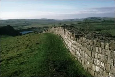 Comment appelle t on aussi le mur d'Hadrien