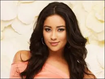 Saison 2, &eacute;pisode 25 : Les filles arrivent &agrave; la maison de Maya et apprennent que la police a trouv&eacute; un corps et qu'il s'agit probablement de celui de Maya. Emily fond en larmes et ses amies la r&eacute;confortent :