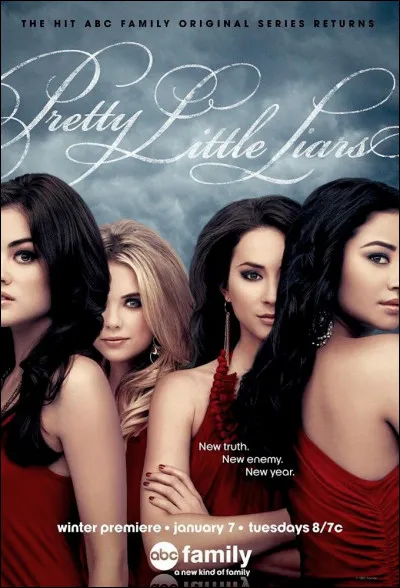 Saison 3,&eacute;pisode 1 : La voiture de Spencer a &eacute;t&eacute; forc&eacute;e et on y d&eacute;couvre des photos des filles sur la tombe d'Alison. Elles re&ccedil;oivent un message de -A. "Mona jouait avec des poup&eacute;es, je joue avec des cadavres. C'est reparti p&eacute;tasses. -A" :