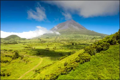 Ce volcan est le point culminant des Açores, avec une altitude de 2 351 mètres. Quel est son nom ?