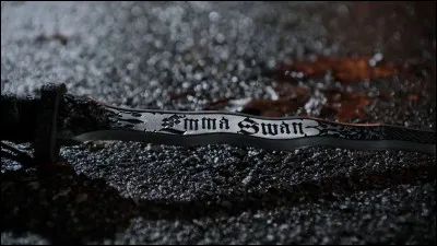 En devenant la Ténébreuse Emma sauve...