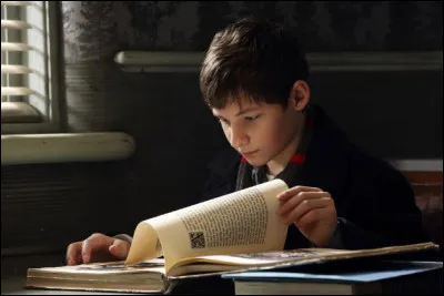 Qui donne le livre à Henry ?