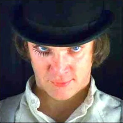 Dans quel film Malcolm McDowell joue-t-il ce vilain ?