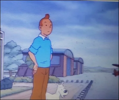 Qui Tintin rencontre-t-il à l'aéroport  ?