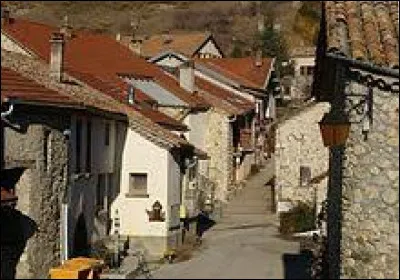 Nous flânons dans les rues de Saint-Auban-d'Oze. Village Haut-Alpin, il se situe en région ...