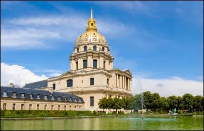 Quel est le nom de l'hôtel et de la cathédrale que fit construire un roi à Paris pour les blessés de son armée ?