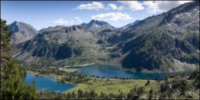 Quelle est la bonne orthographe du nom de la chaîne de montagnes qui sépare la France de l'Espagne ?
