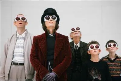 Qui se trouve  ct de Charlie ?