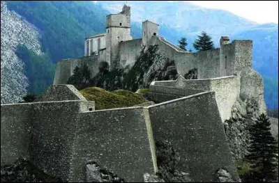 Ci comme citadelle : quelle ville est surplombée par sa citadelle dominant la cluse de la Durance" ?