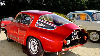 - "À part ça, dîtes à votre mari que la Saab est prête : on a enfin trouvé la teinte : rouge, comme l'arrière de ..."