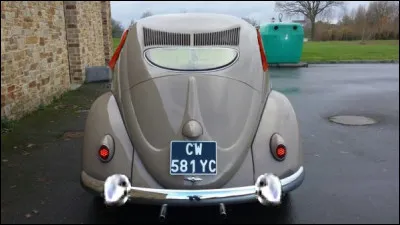 - "On vous a aussi rajouté des clignotants d'époque !"
- "Aaaah oui, je vois ça !"
(Faites le tour pour bien voir ce qui dénote un peu...)