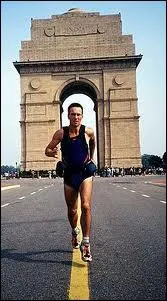 En 2003, le coureur britannique Robert Garside, tant parti 5 ans auparavant, a parcouru 56 000 kilomtres  pied sur les 6 continents de notre plante.