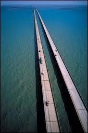 Aux Etats-Unis, les ponts du lac Pontchartrain sont les deux ponts autoroutiers les plus longs du monde puisqu'ils mesurent 38 kilomtres et sont supports par 9000 piliers construits sur l'eau.