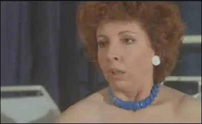 Qui se retrouve dans le lit de Josyane sous les yeux de la directrice ainsi que de tous les élèves ?